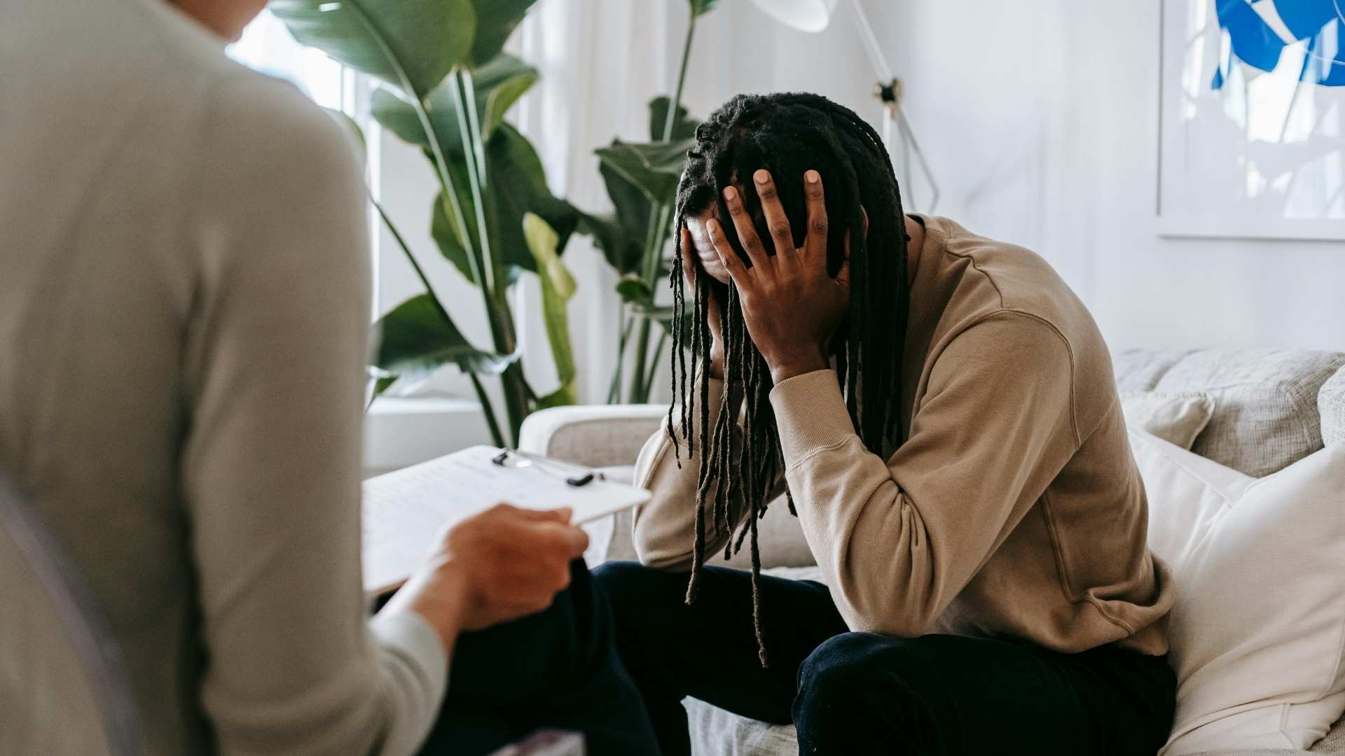 Hombre con problemas psicologicos